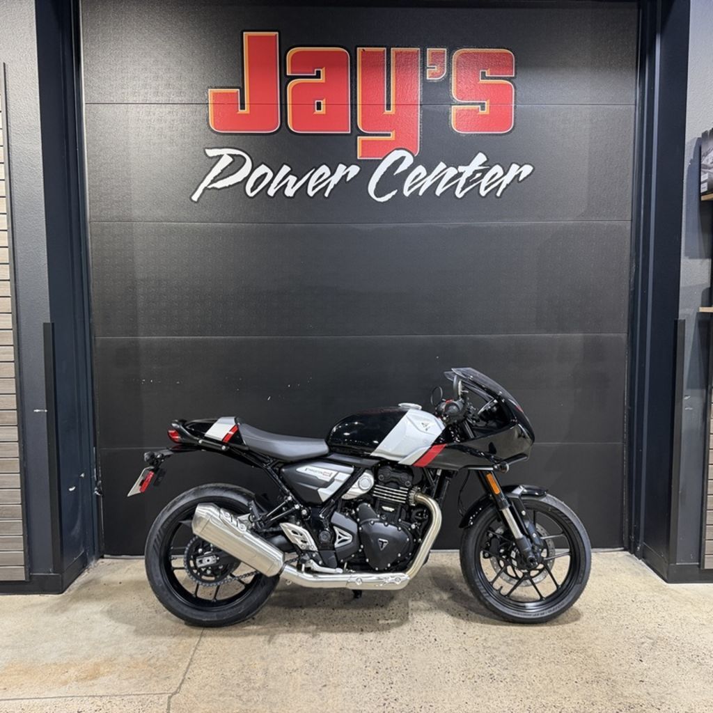 2026 Triumph Thruxton 400 Phantom Black / Aluminium Silver 400 in Reedsburg, WI
