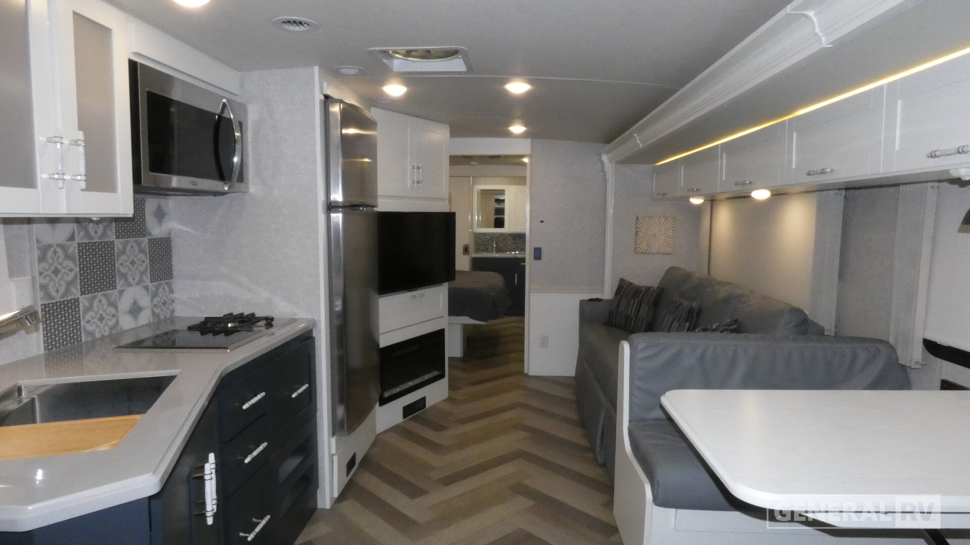 2023 Winnebago ADVENTURER 35F in ocala FL