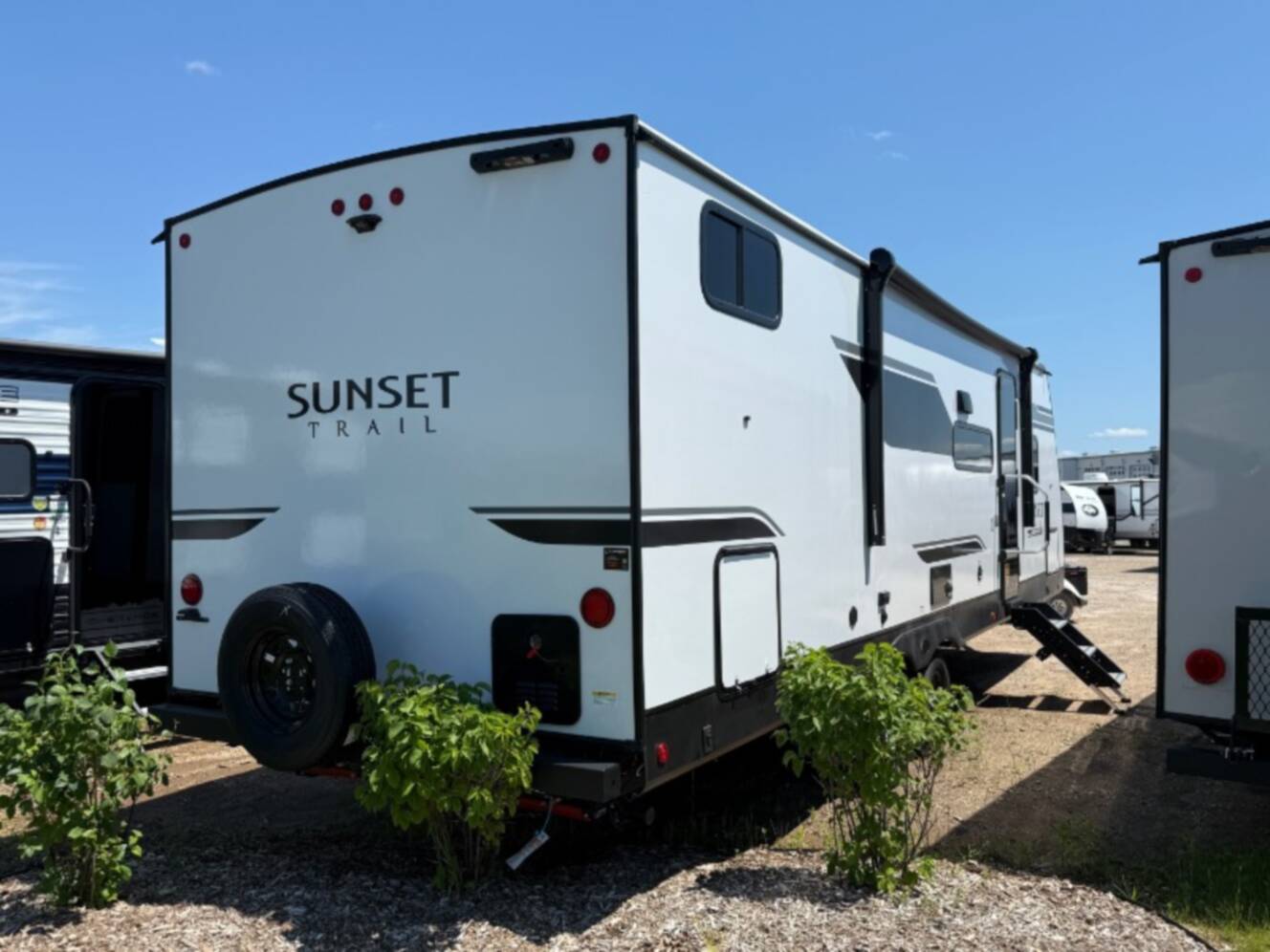 A photo of this 2026 Crossroads Sunset Trail Sport Series 28QBS