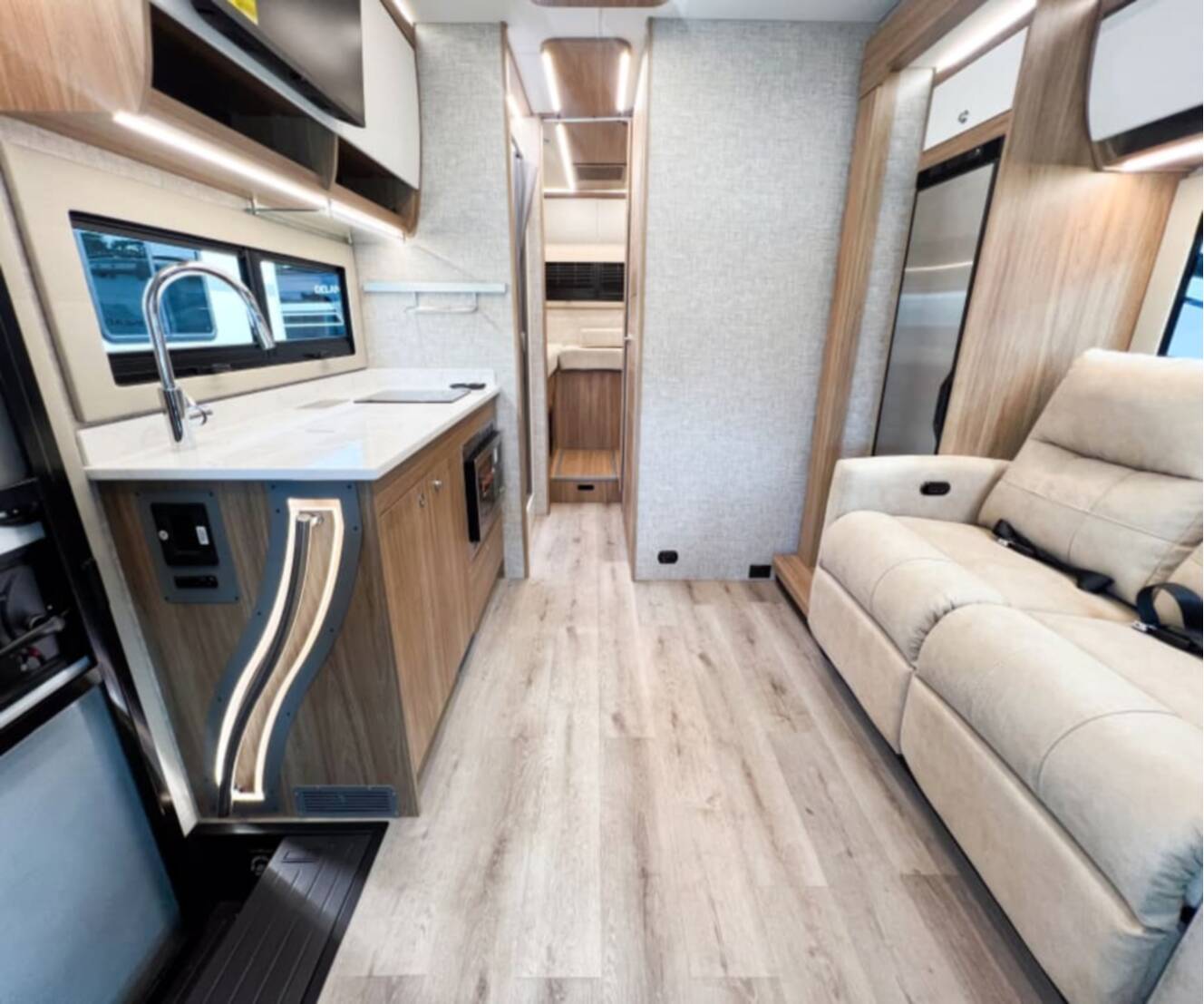 A photo of this 2027 Tiffin WAYFARER 25XLW