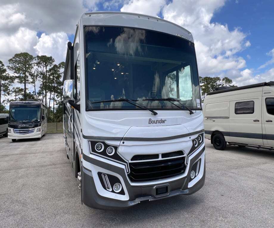 2025 Fleetwood BOUNDER 33C in fort myers FL
