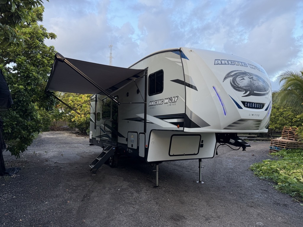 2022 Forest River CHEROKEE ARCTIC WOLF 261RK in miami FL