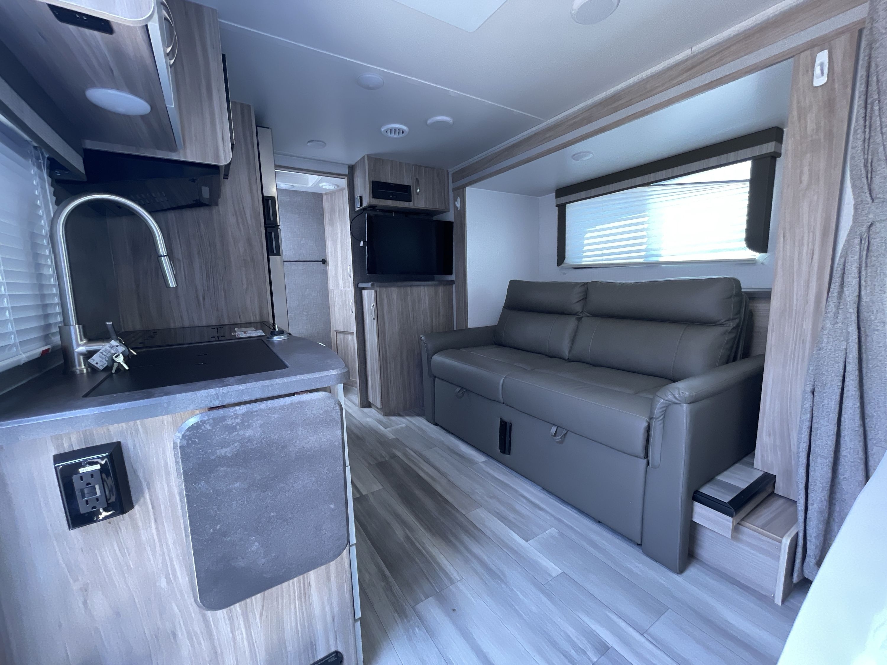2022 Winnebago MICRO MINNIE 2108FBS in denton TX