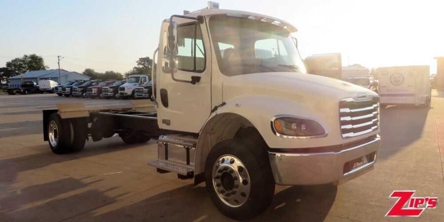 2027 FREIGHTLINER BUSINESS CLASS M2 106 in New Hampton, IA