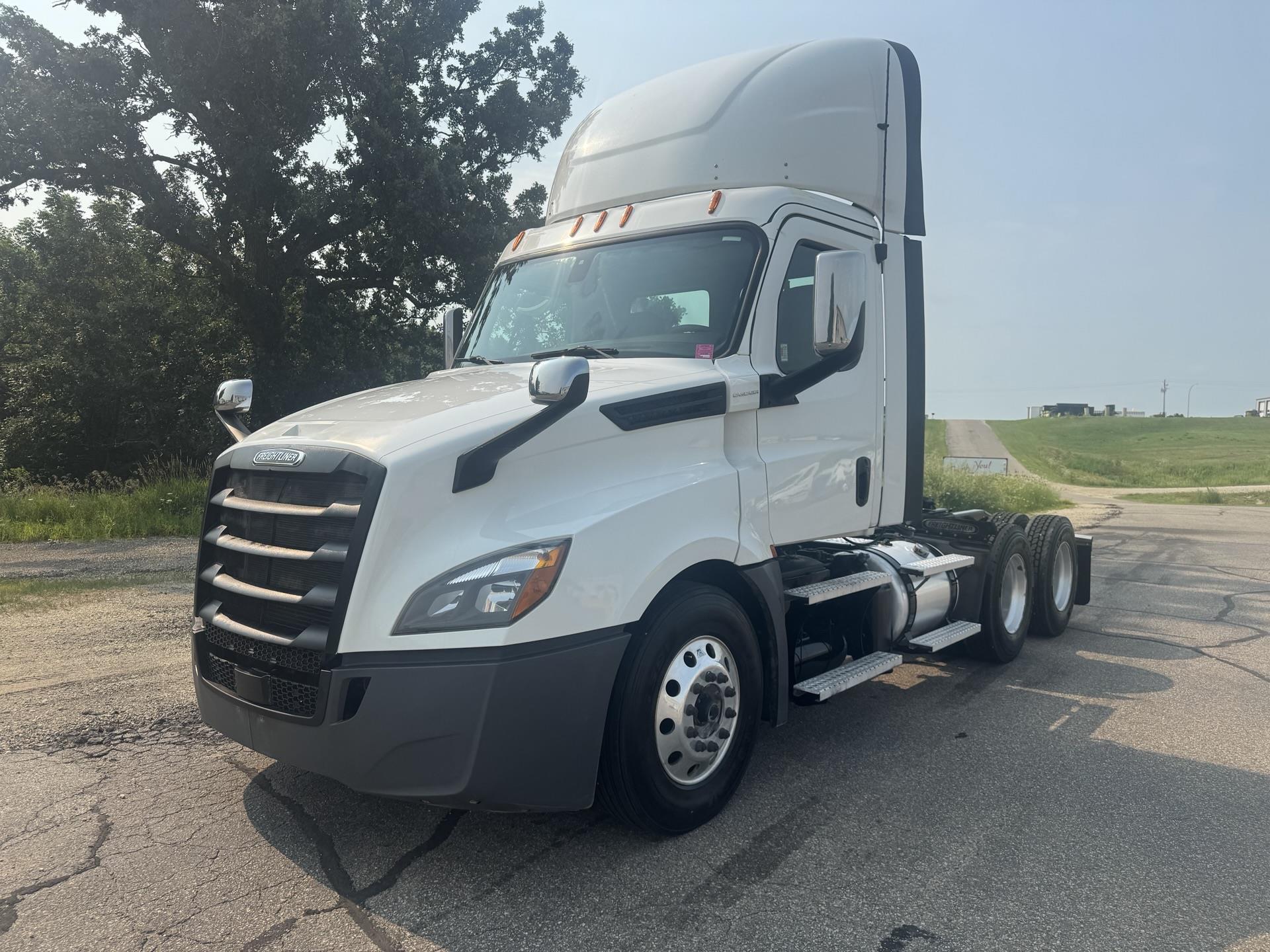 2020 FREIGHTLINER CASCADIA 126 in Rochester, MN