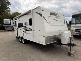 2015 FOREST RIVER ROCKWOOD MINI LITE 2109S