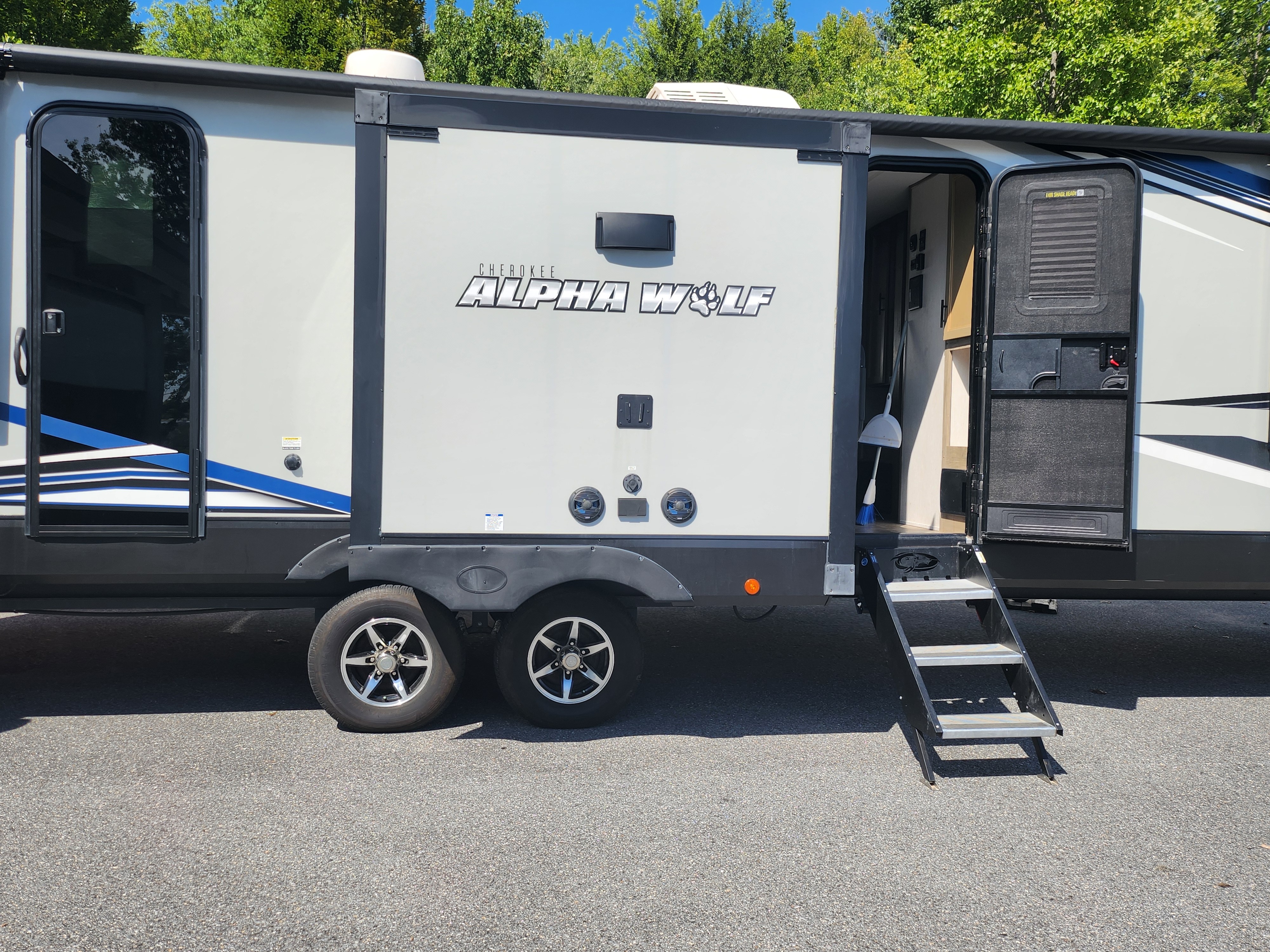 2022 Forest River CHEROKEE ALPHA WOLF 33BH in stevensville MD