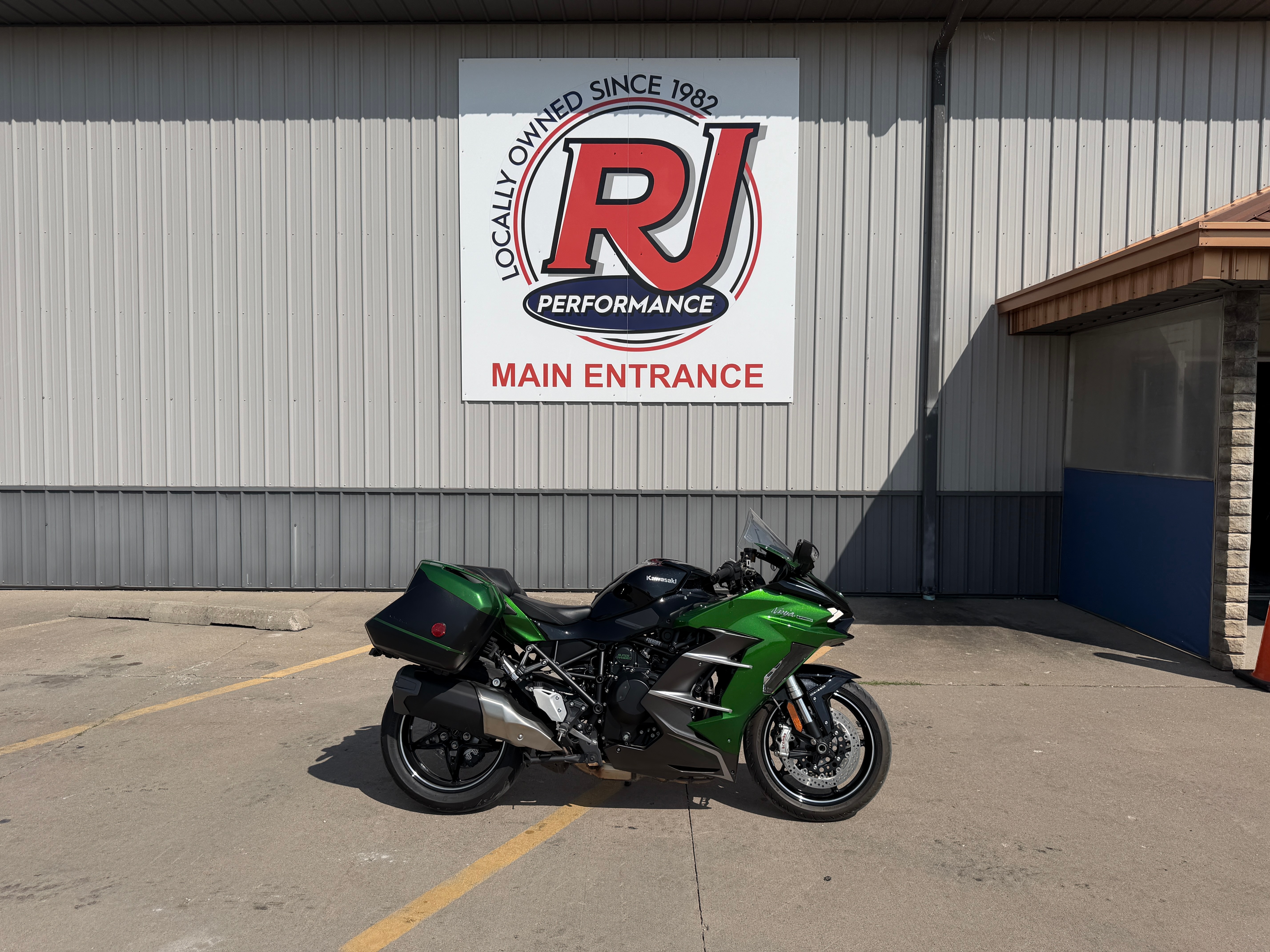 2025 Kawasaki Ninja H2® SX SE ABS SE+ in Ottumwa, IA