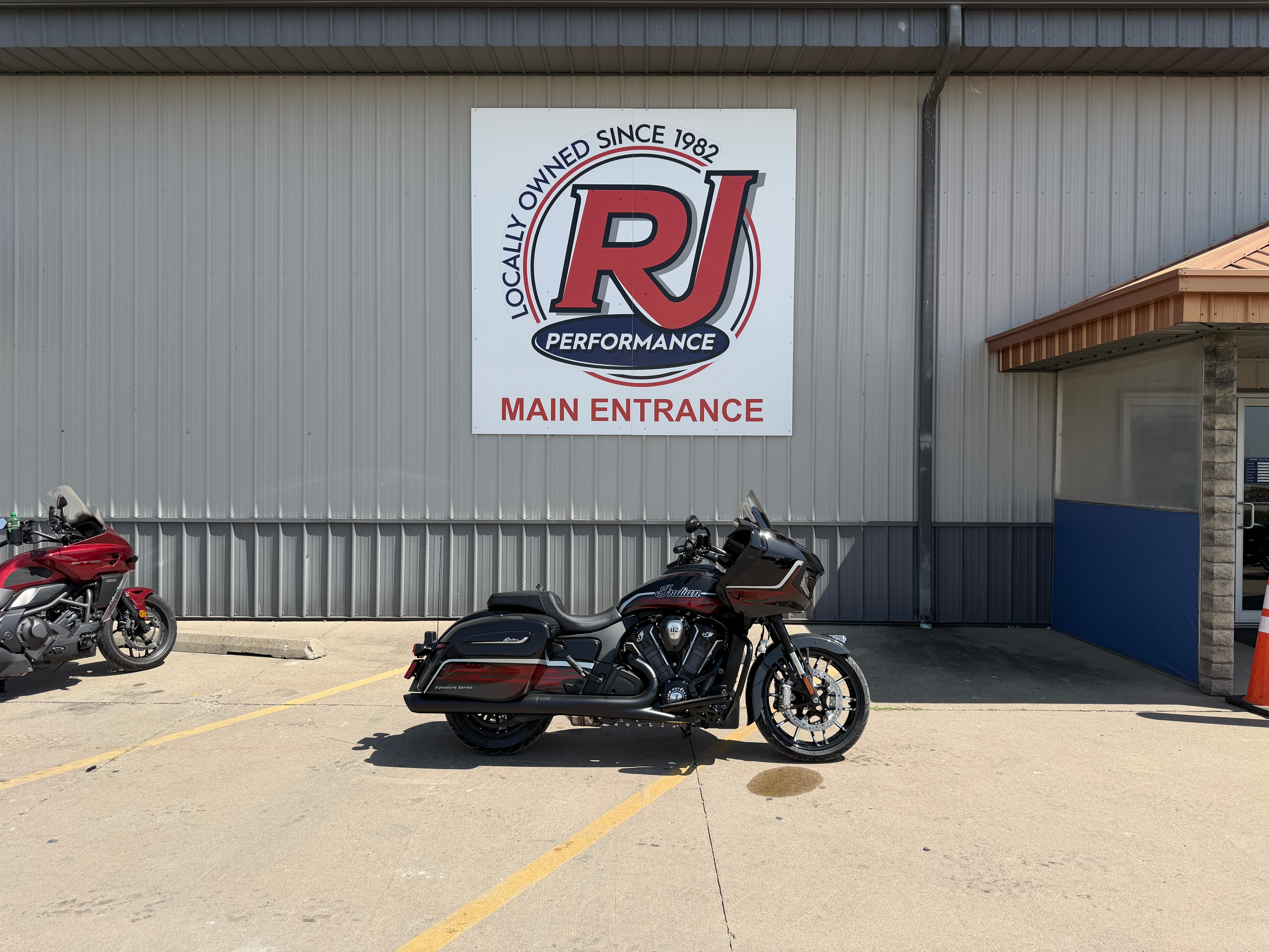 2026 Indian Motorcycle Challenger® Dark Horse® Signature Series DARK HORSE in Ottumwa, IA