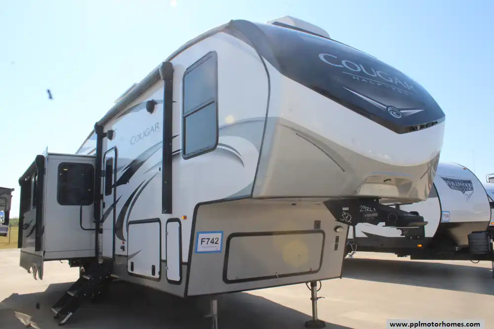 2022 Keystone Cougar Half-Ton 29RLI in cleburne TX