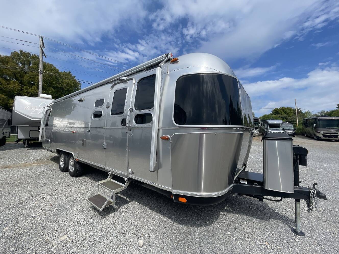 A photo of this 2025 Airstream Classic 30RBT