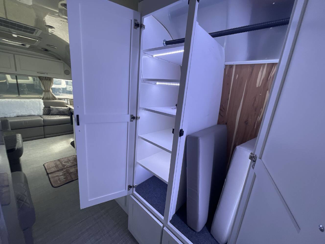 A photo of this 2025 Airstream Classic 30RBT