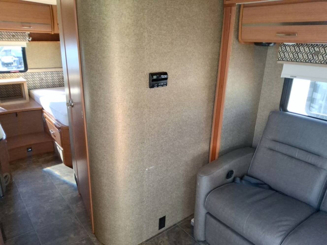 A photo of this 2014 Itasca NAVION 24V