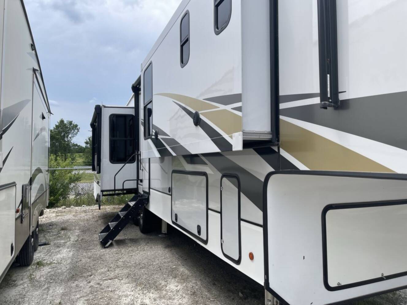 A photo of this 2021 Alliance Paradigm 370FB
