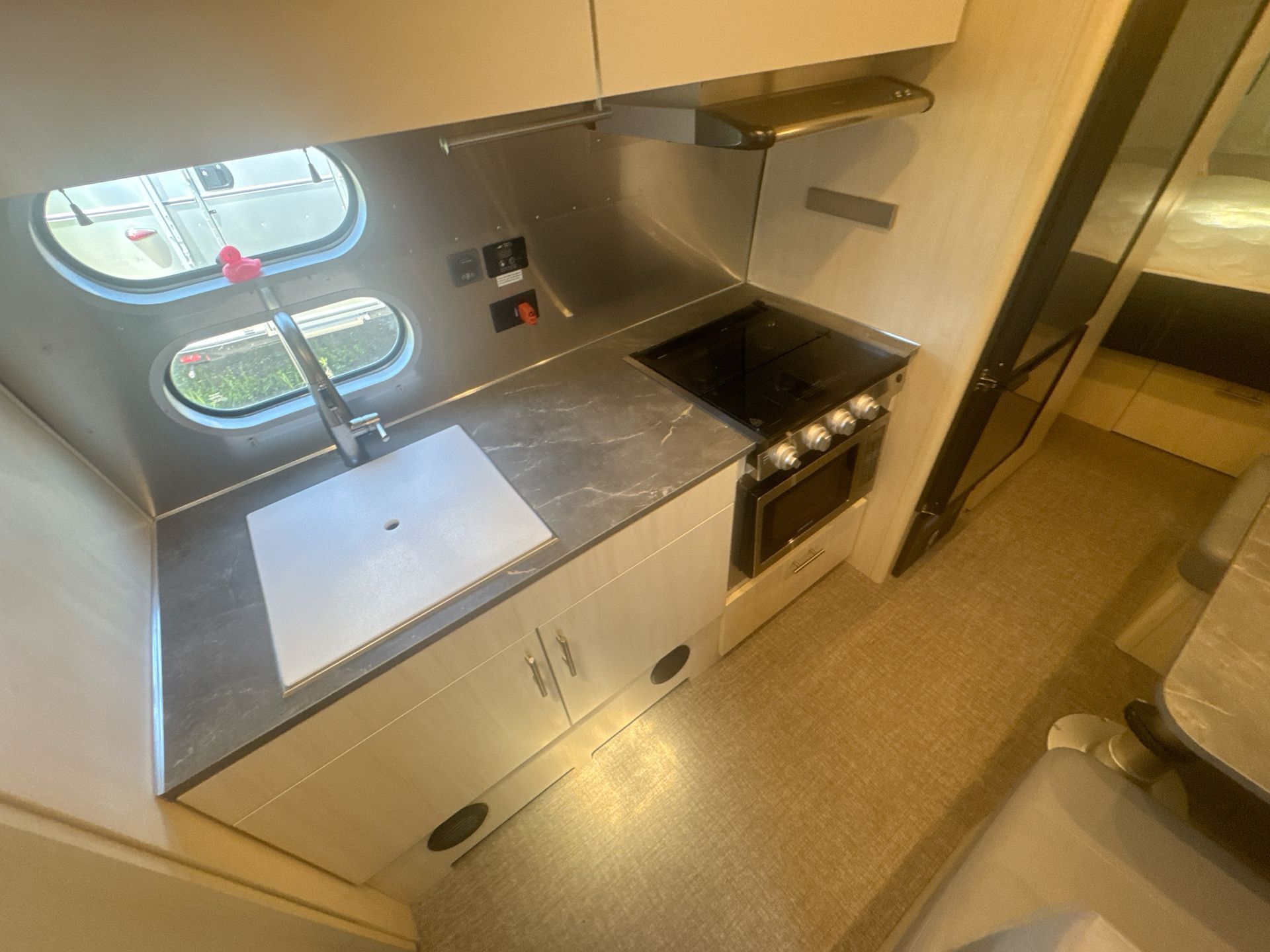 2024 Airstream Flying Cloud 28RB in woodford VA