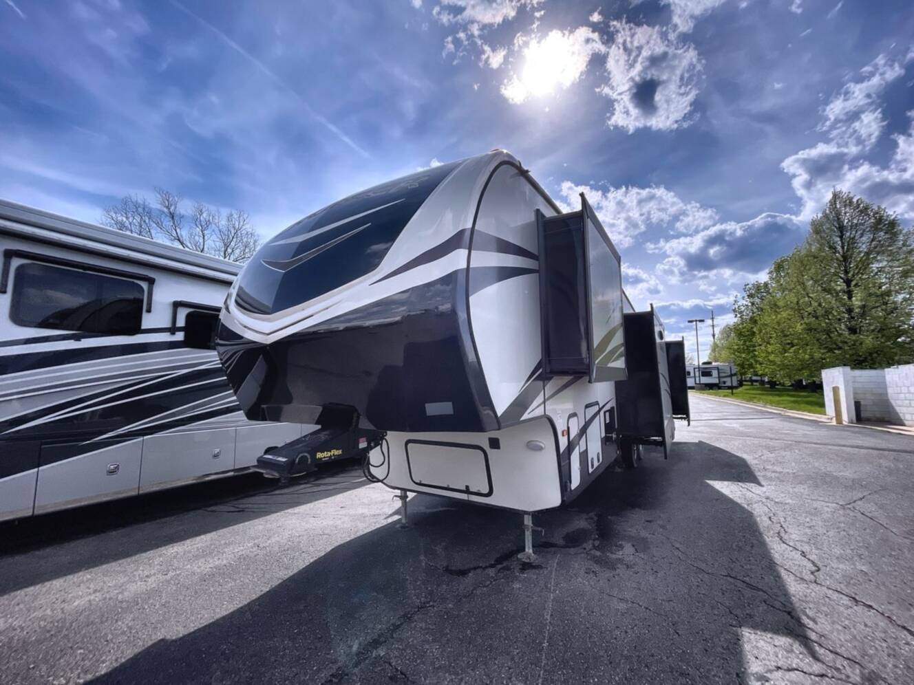 A photo of this 2018 Crossroads Cruiser 3351BH