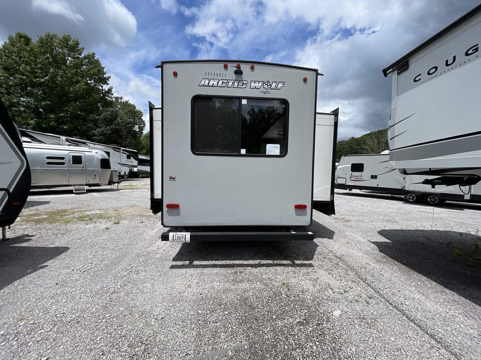 2022 Forest River CHEROKEE ARCTIC WOLF SUITE 3550 SUITE in lebanon TN