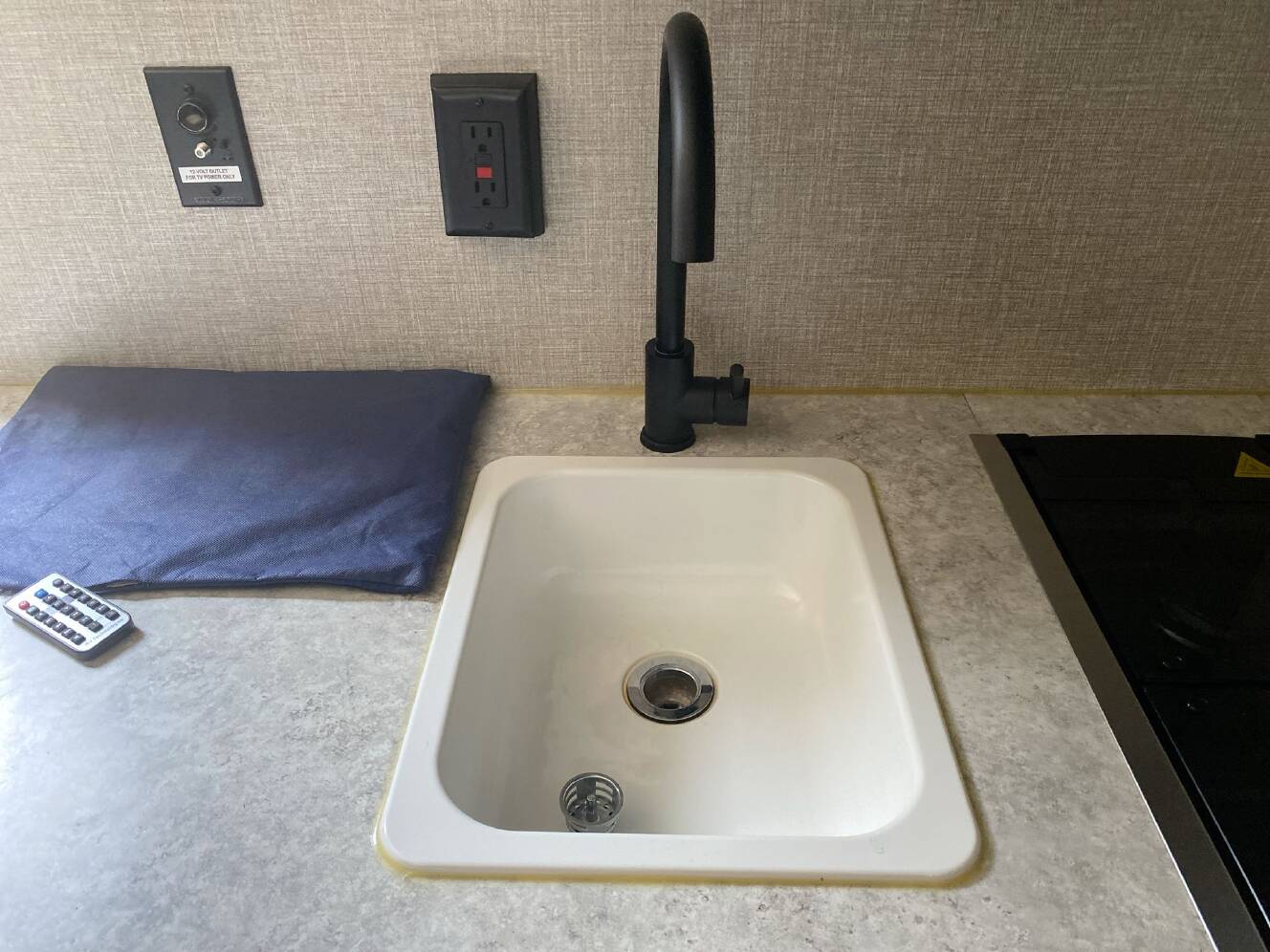 A photo of this 2022 Jayco Jay Flight SLX 184BS