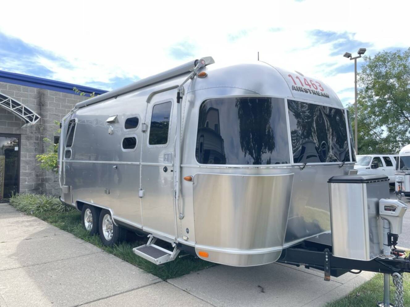 A photo of this 2017 Airstream Flying Cloud 23D