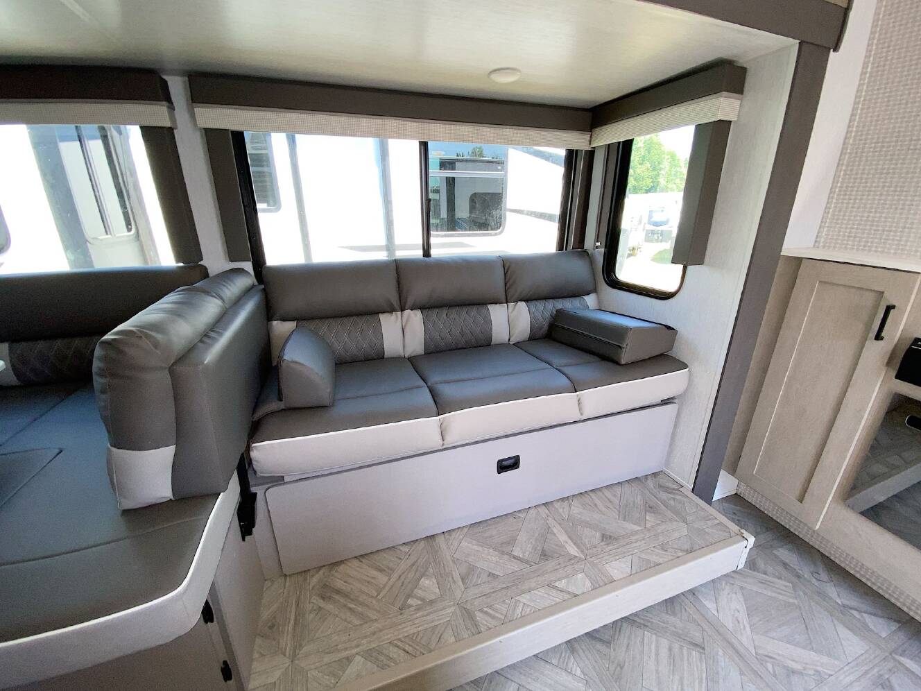 A photo of this 2024 Forest River Salem Cruiser Lite Platinum 261BHXL