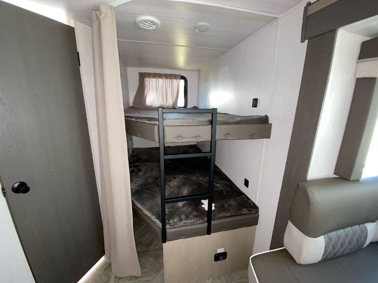 A photo of this 2024 Forest River Salem Cruiser Lite Platinum 261BHXL