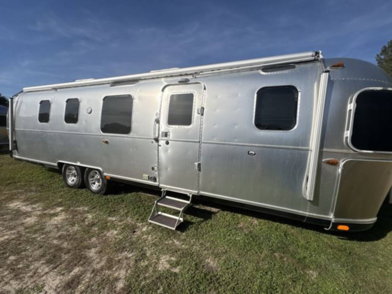 A photo of this 2018 Airstream Classic 33FBQ