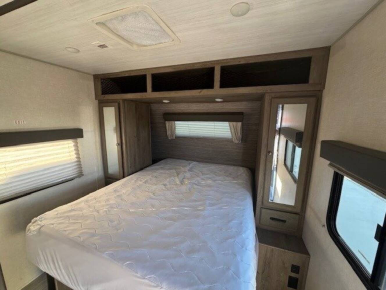 A photo of this 2022 Forest River SURVEYOR LEGEND 276BHLE