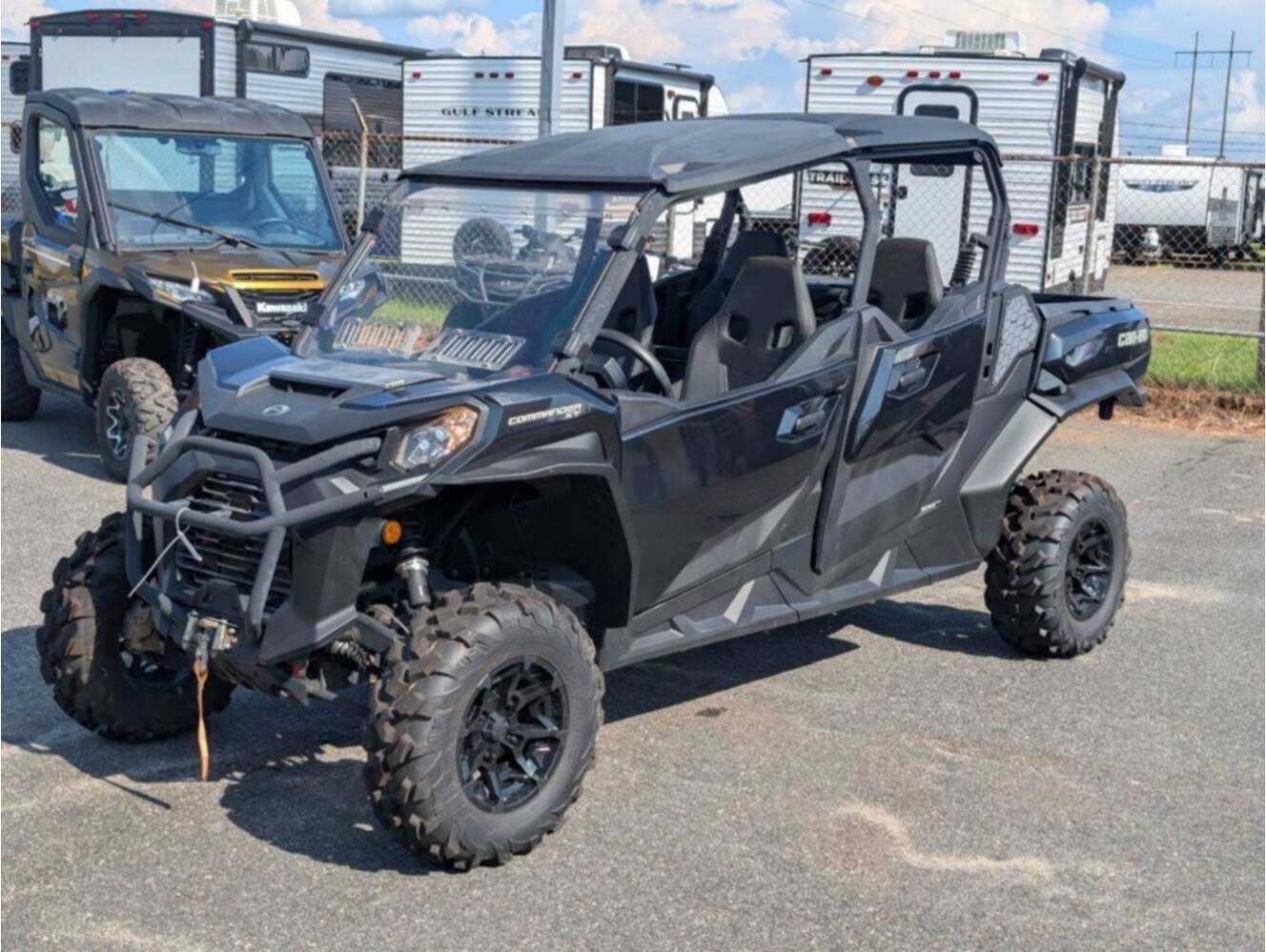 A photo of this 2025 Can-Am Commander MAX XT 700