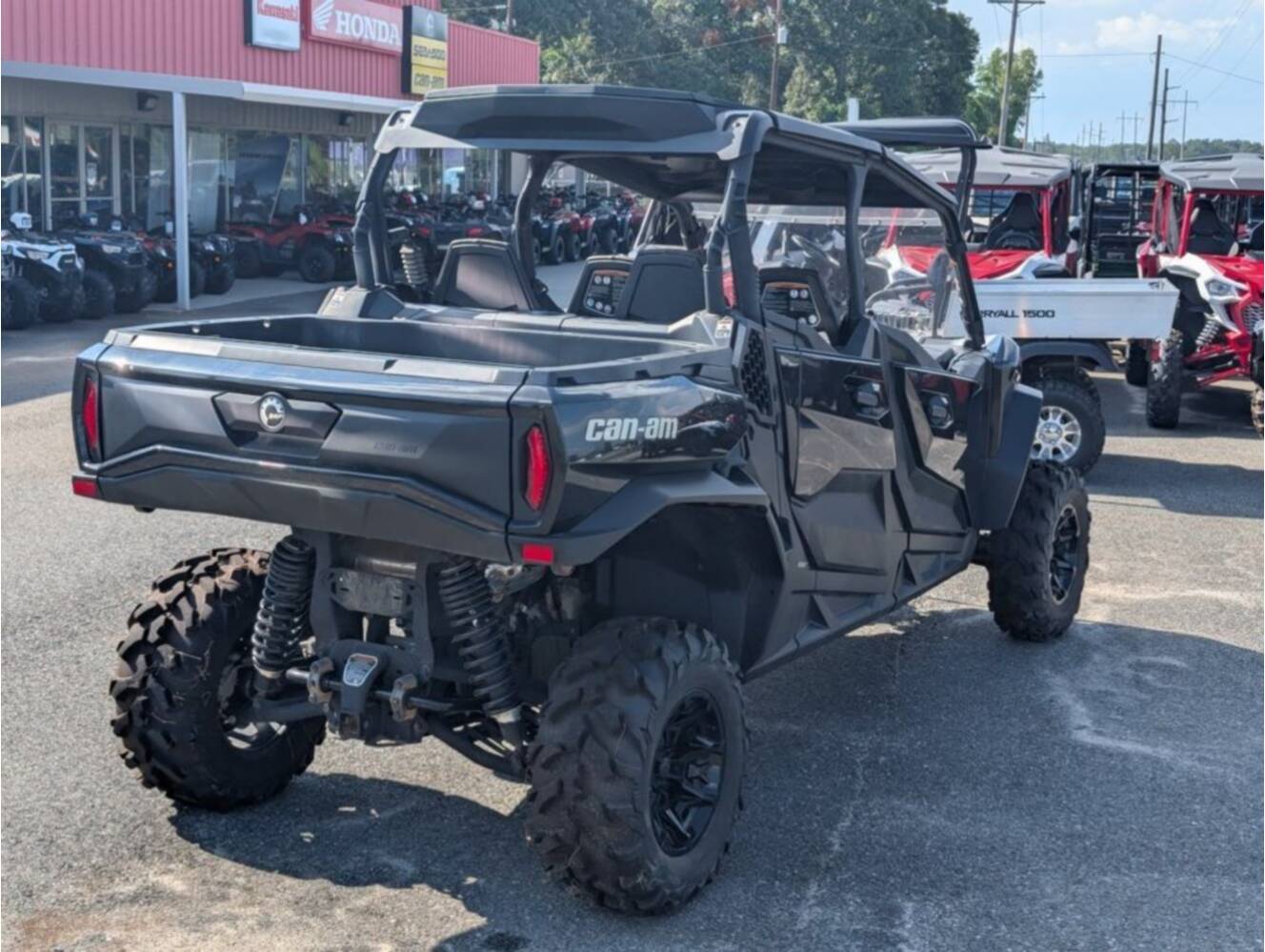 A photo of this 2025 Can-Am Commander MAX XT 700