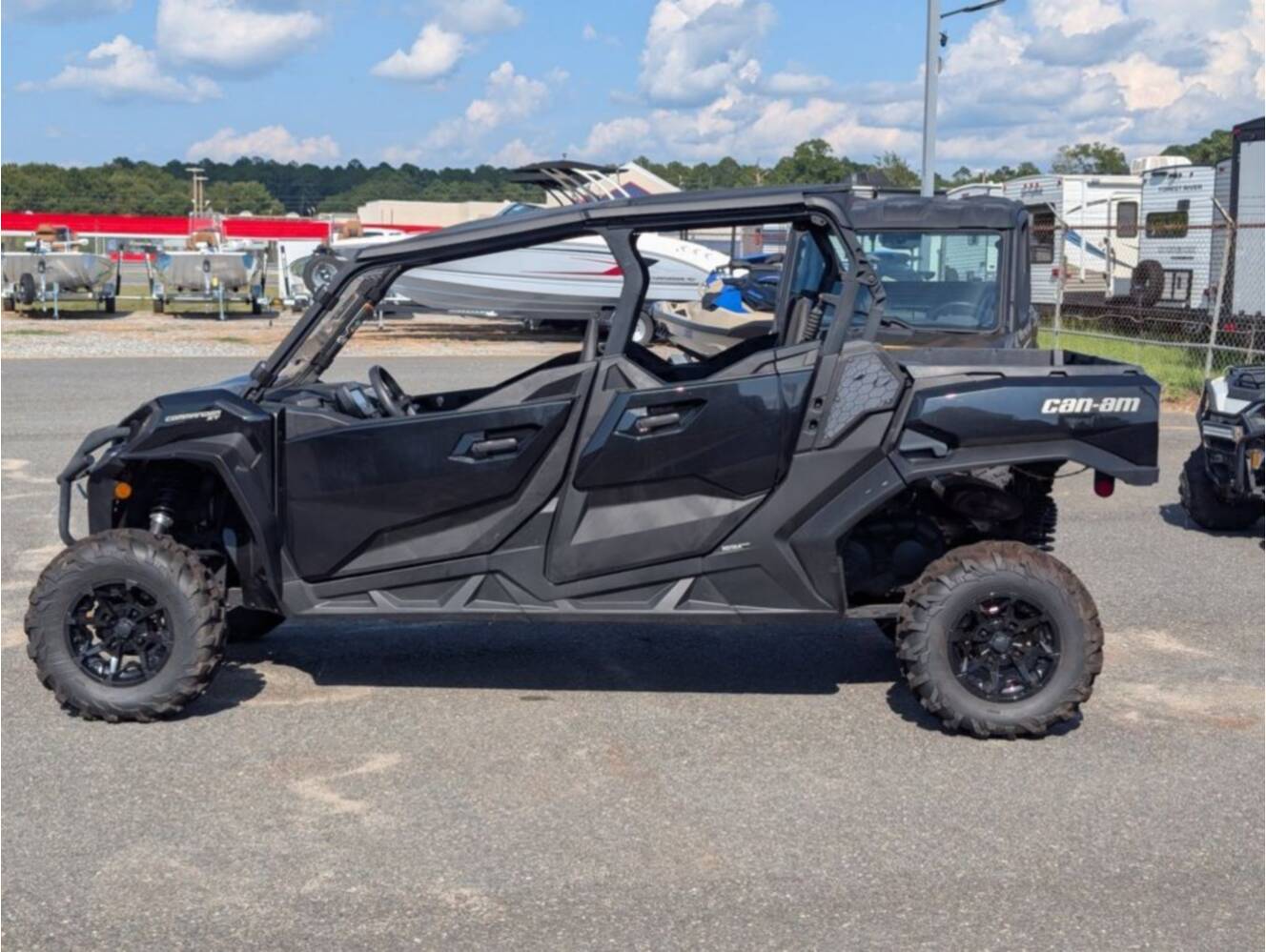 A photo of this 2025 Can-Am Commander MAX XT 700