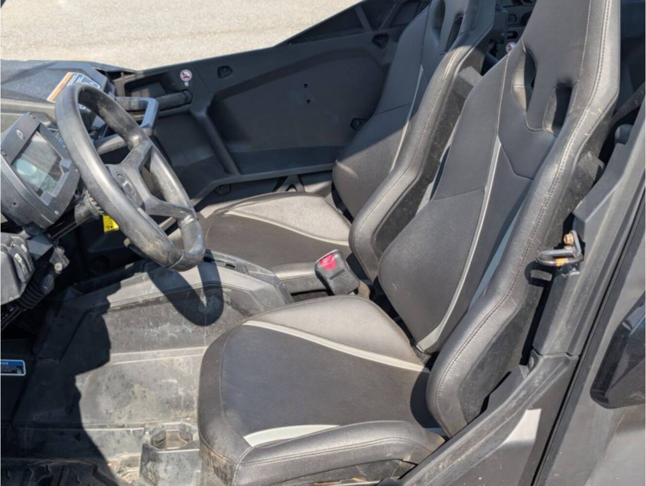 A photo of this 2025 Can-Am Commander MAX XT 700