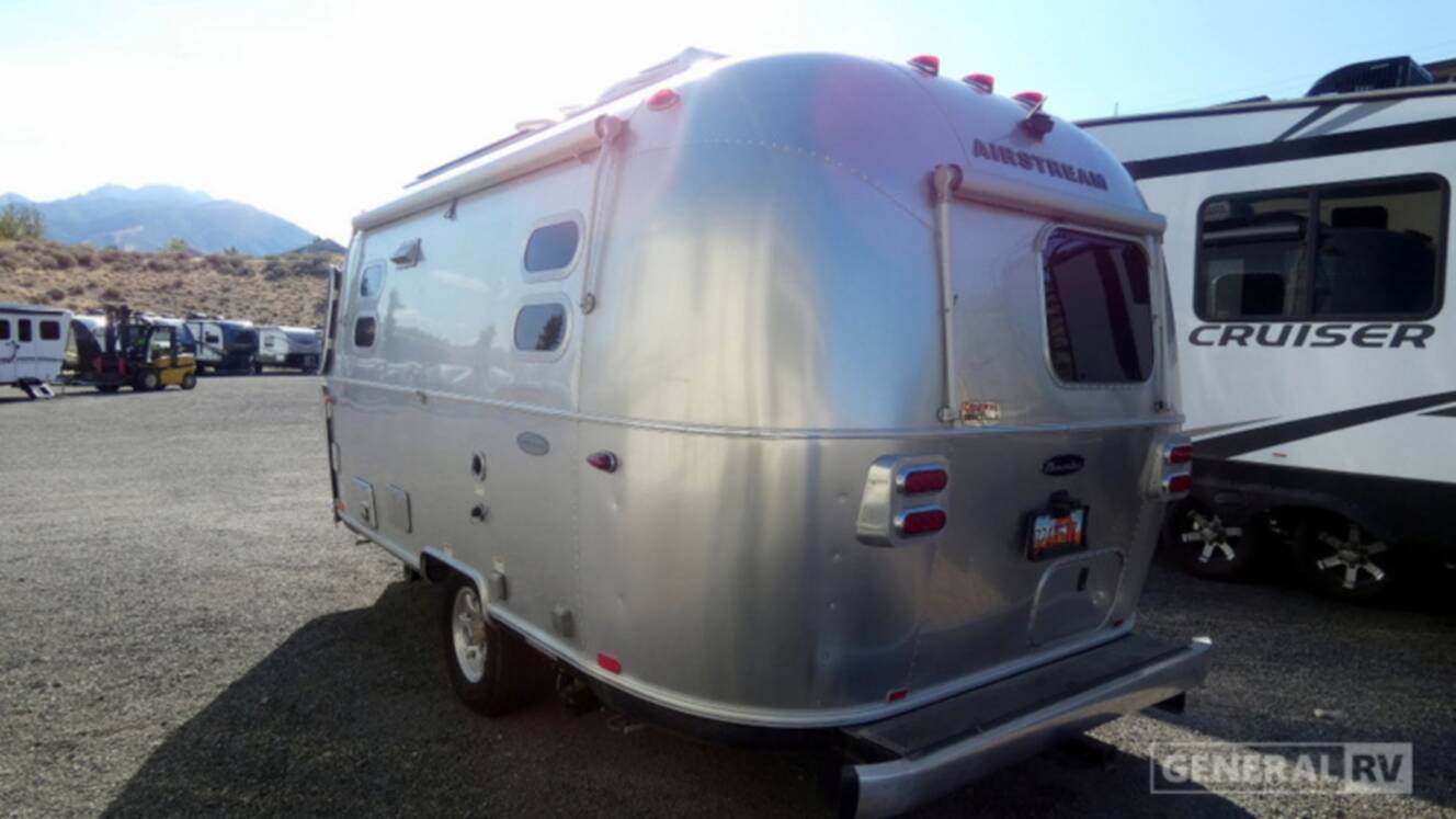 A photo of this 2017 Airstream FLYING CLOUD 19