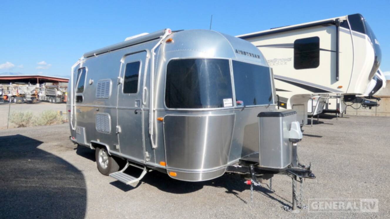 A photo of this 2017 Airstream FLYING CLOUD 19