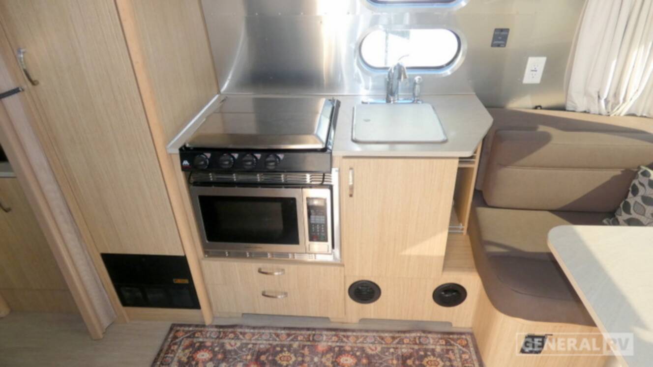 A photo of this 2017 Airstream FLYING CLOUD 19