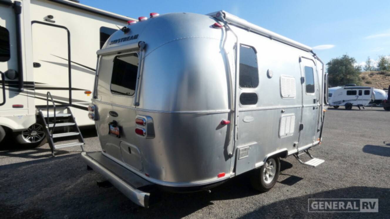 A photo of this 2017 Airstream FLYING CLOUD 19