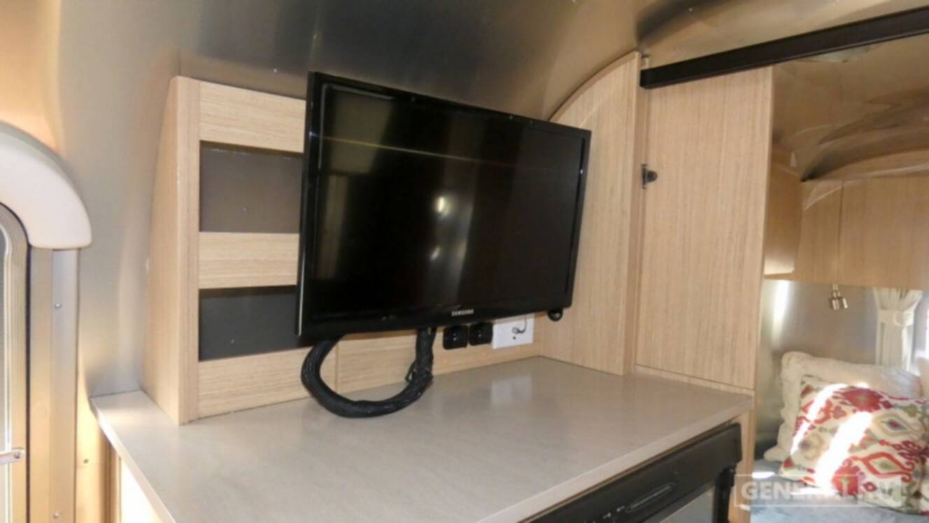 A photo of this 2017 Airstream FLYING CLOUD 19
