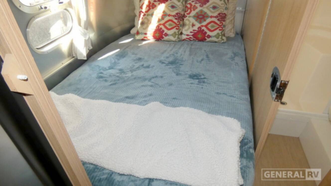 A photo of this 2017 Airstream FLYING CLOUD 19