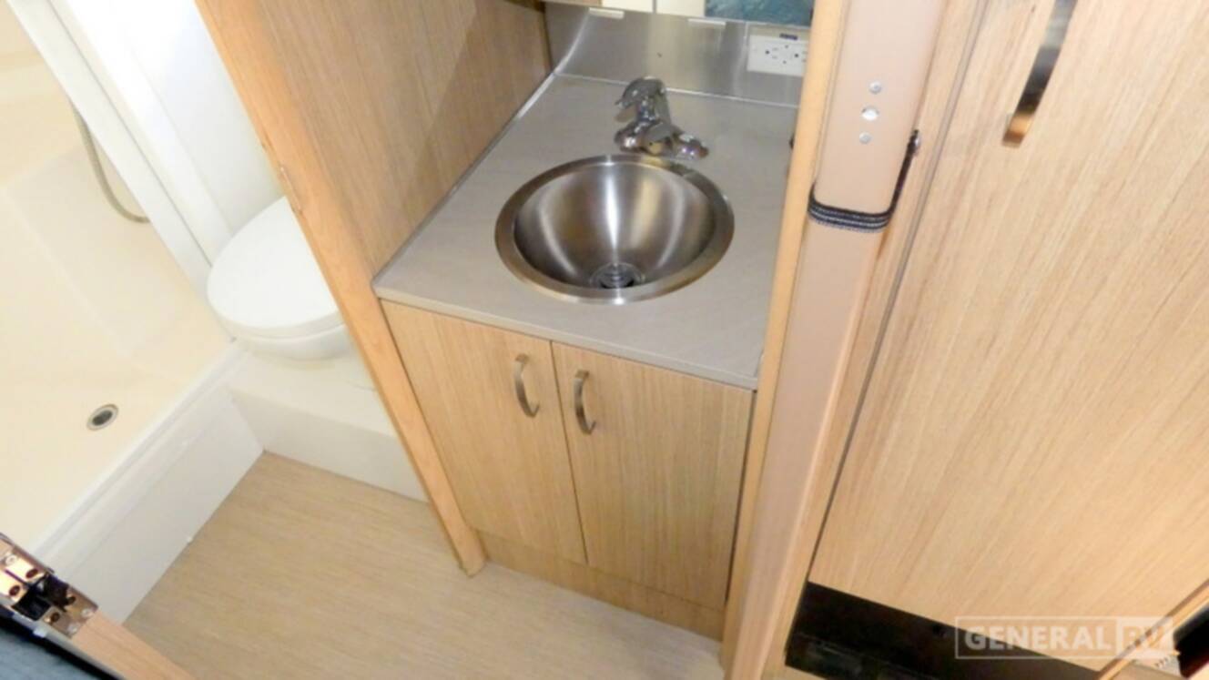 A photo of this 2017 Airstream FLYING CLOUD 19
