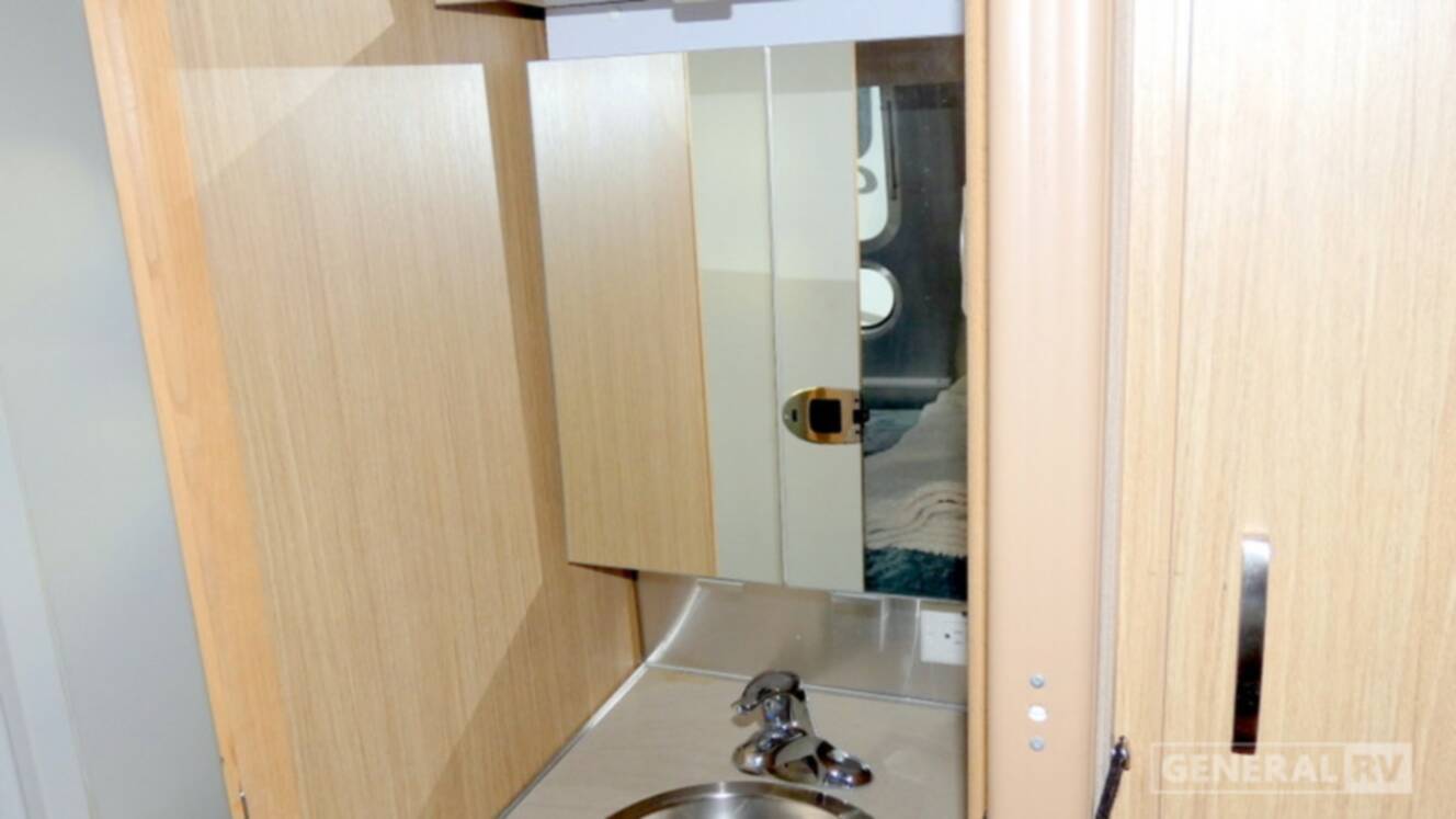 A photo of this 2017 Airstream FLYING CLOUD 19