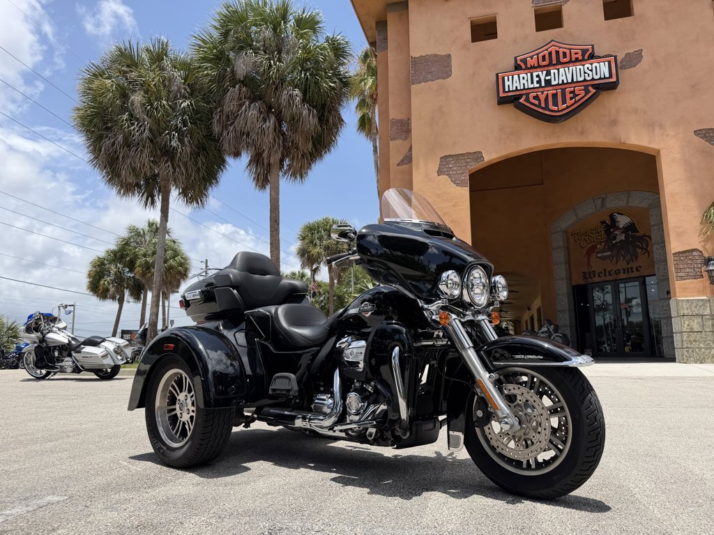 2024 Harley-Davidson Trike Tri Glide Ultra Vivid Black CVO in Stuart, FL