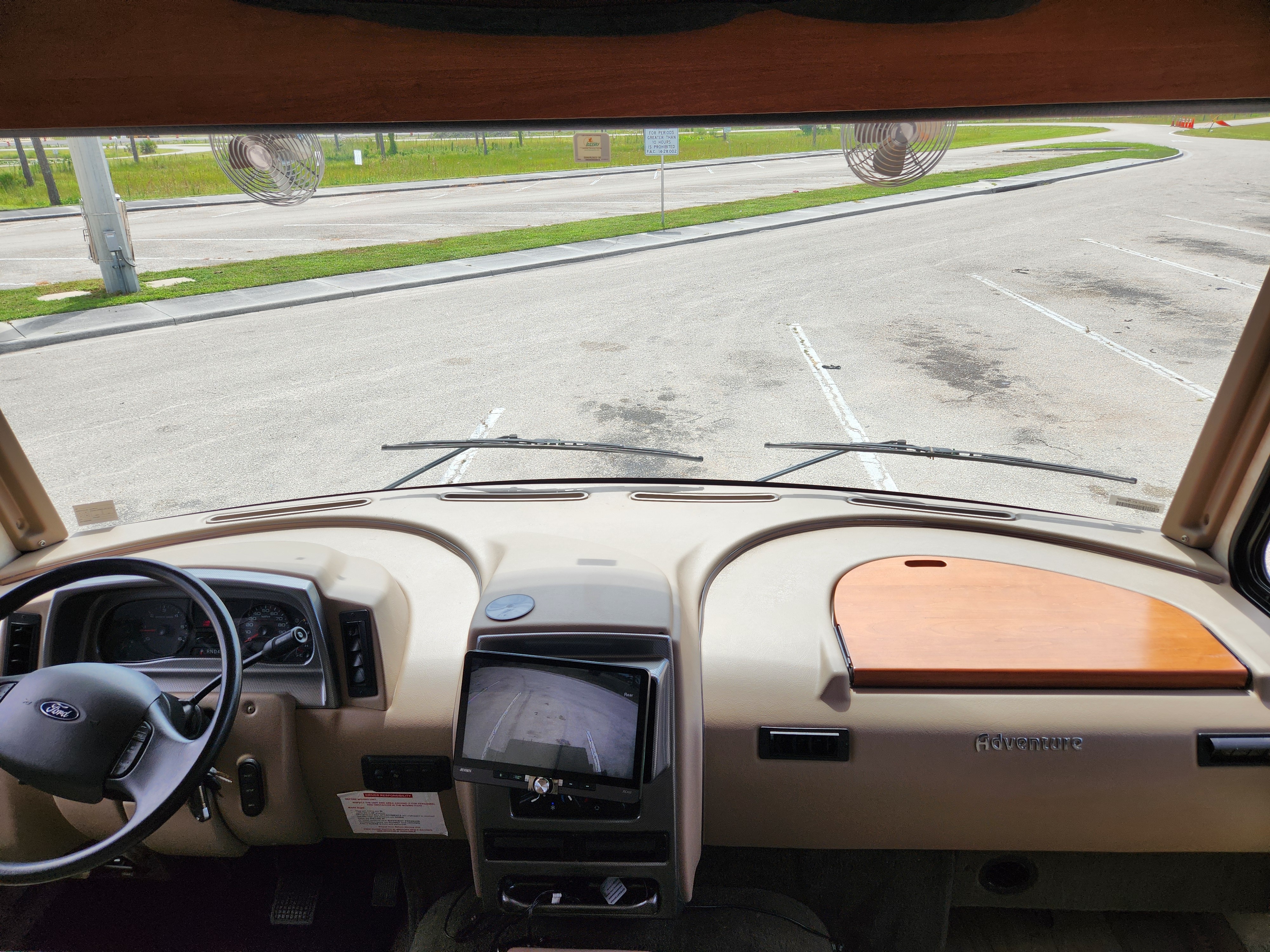 2019 Winnebago ADVENTURER 27N in fort myers FL