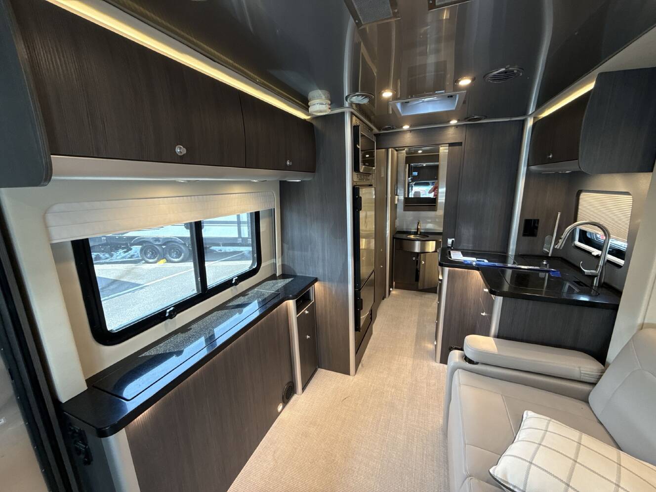 A photo of this 2021 Airstream ATLAS MURPHY SUITE