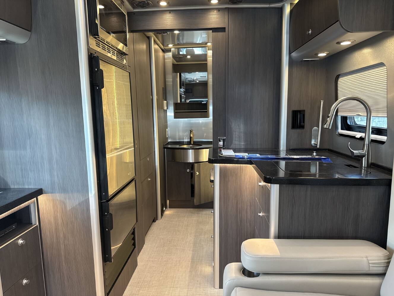 A photo of this 2021 Airstream ATLAS MURPHY SUITE
