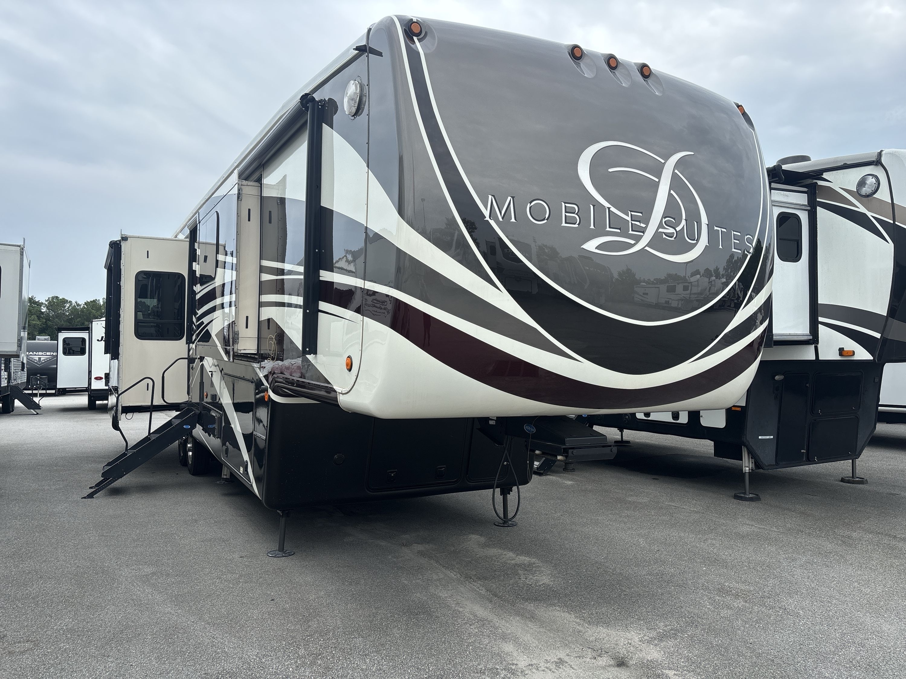2019 DRV LUXURY SUITES MOBILE SUITES 39DBRS3 in myrtle beach SC