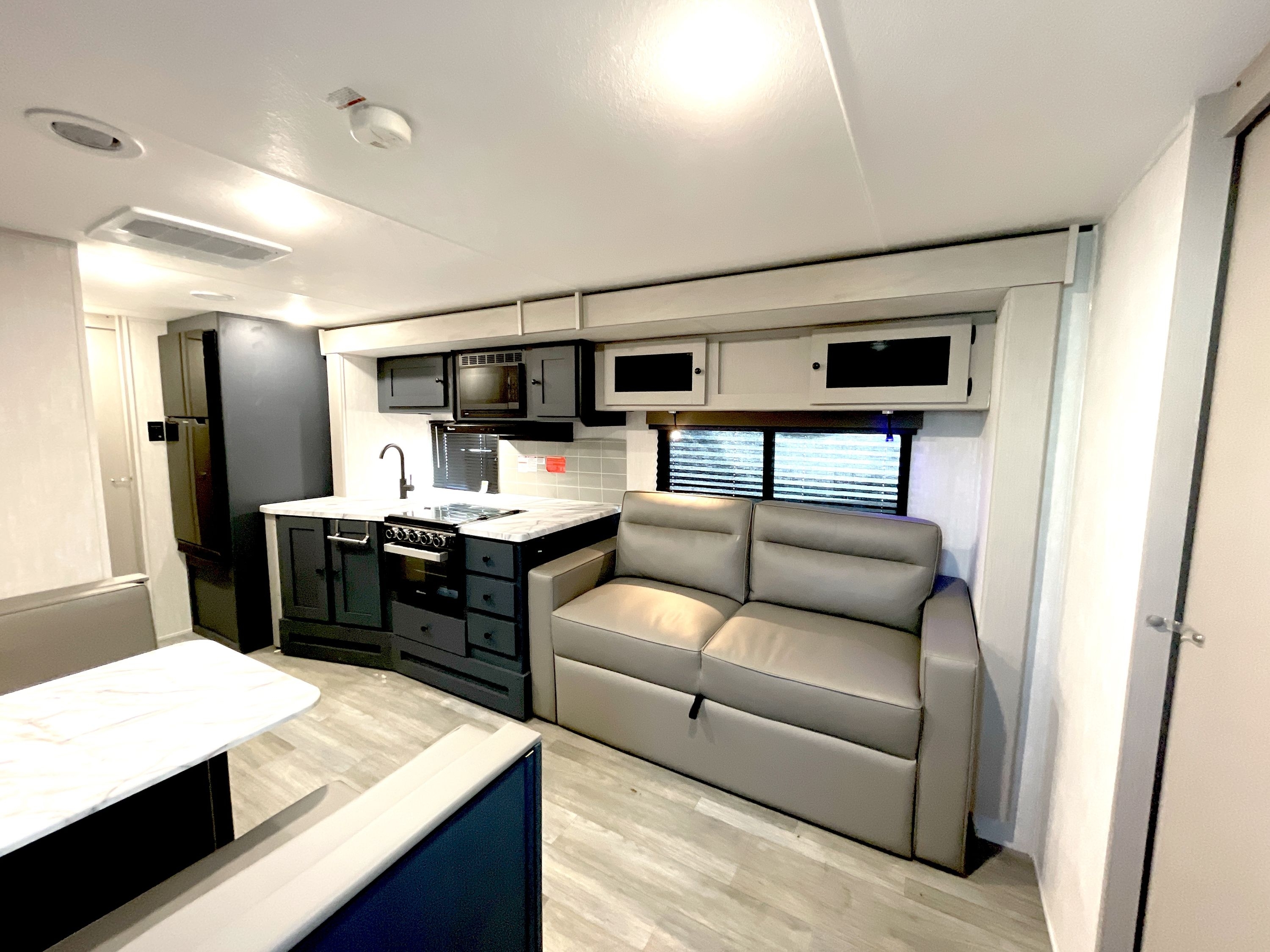 2025 Coachmen APEX ULTRA-LITE 300BHS in harrisburg PA