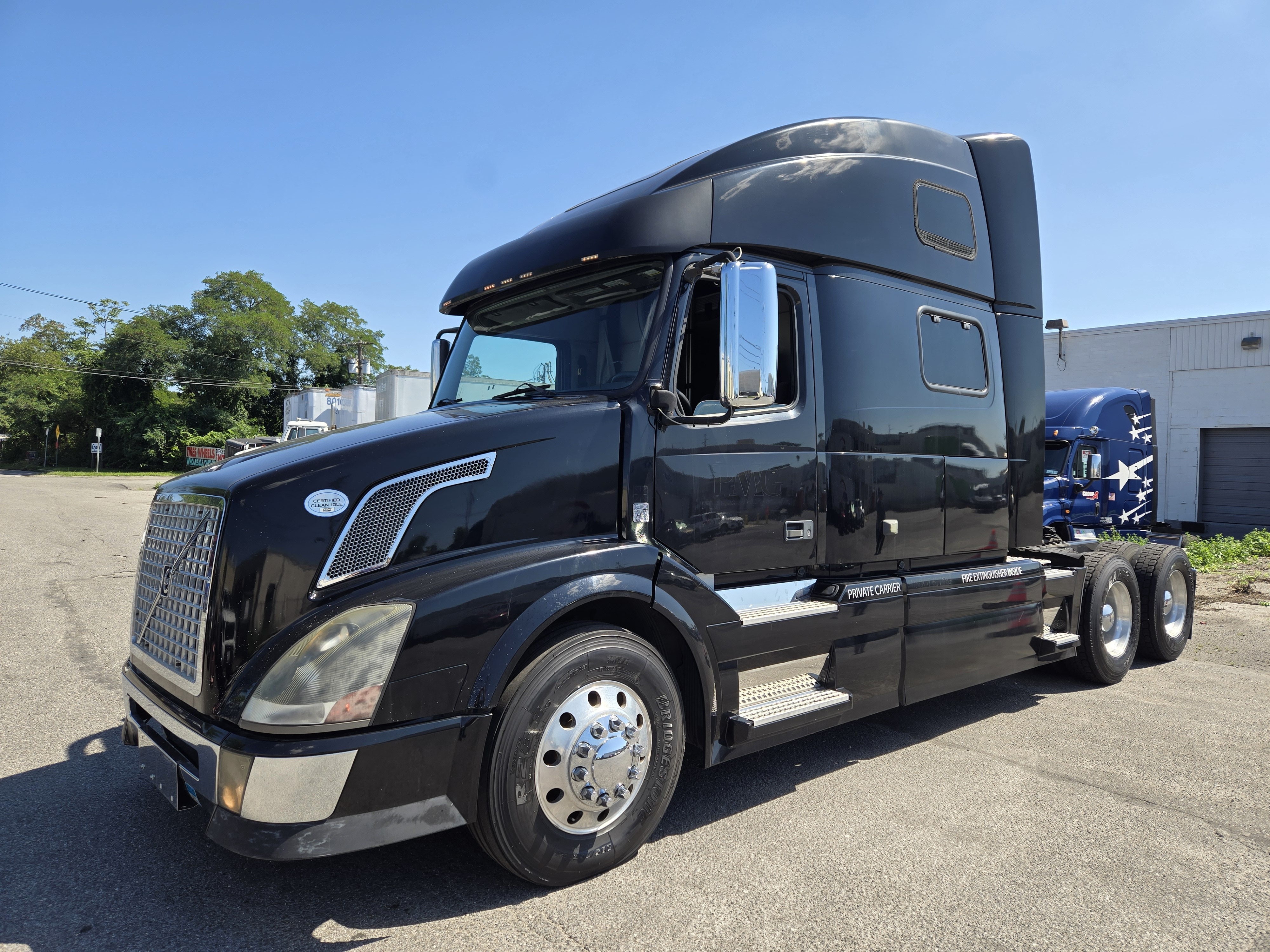 2010 VOLVO VNL 760 in Lindenhurst, NY