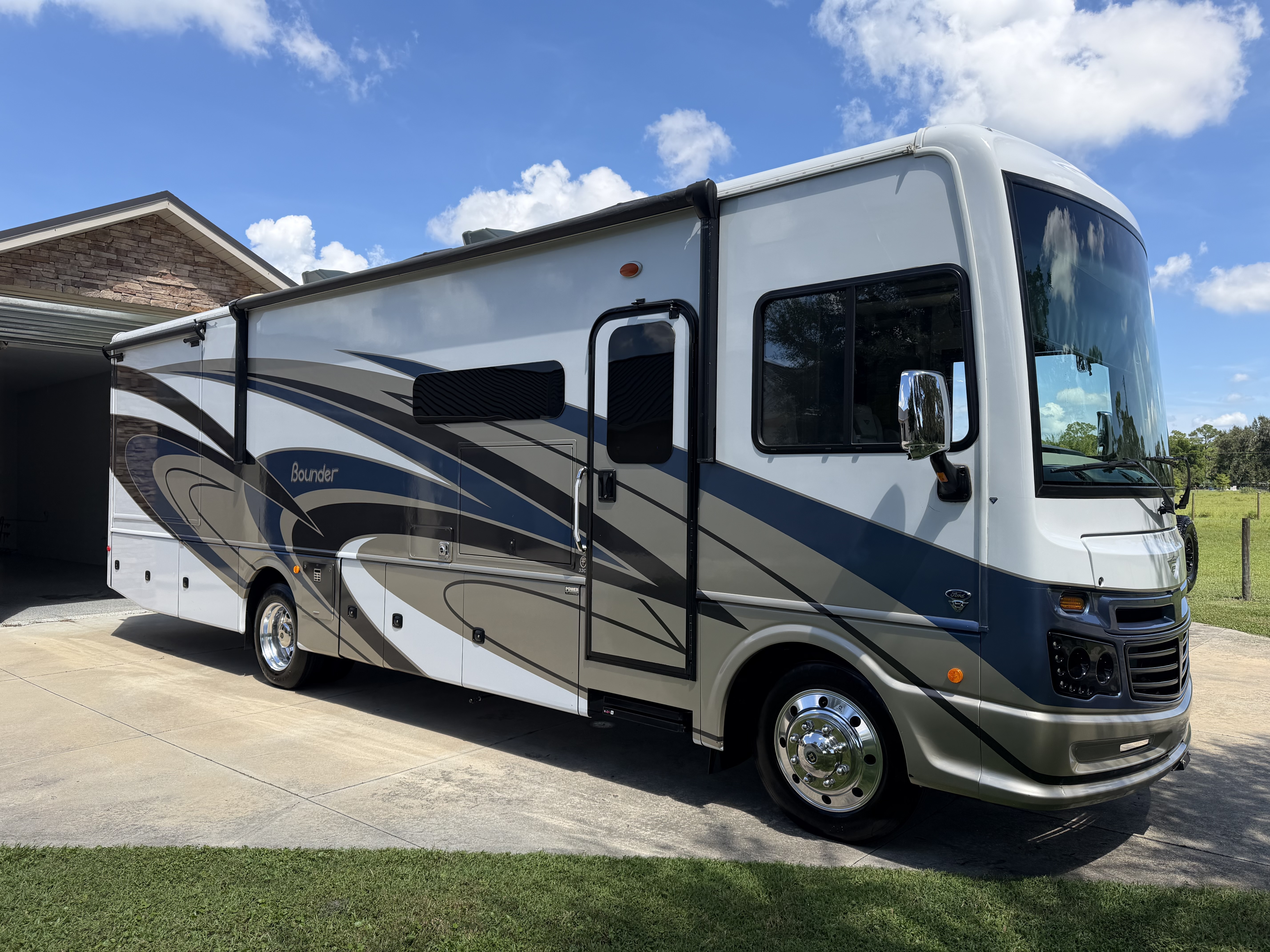 2022 Fleetwood BOUNDER 33C RV