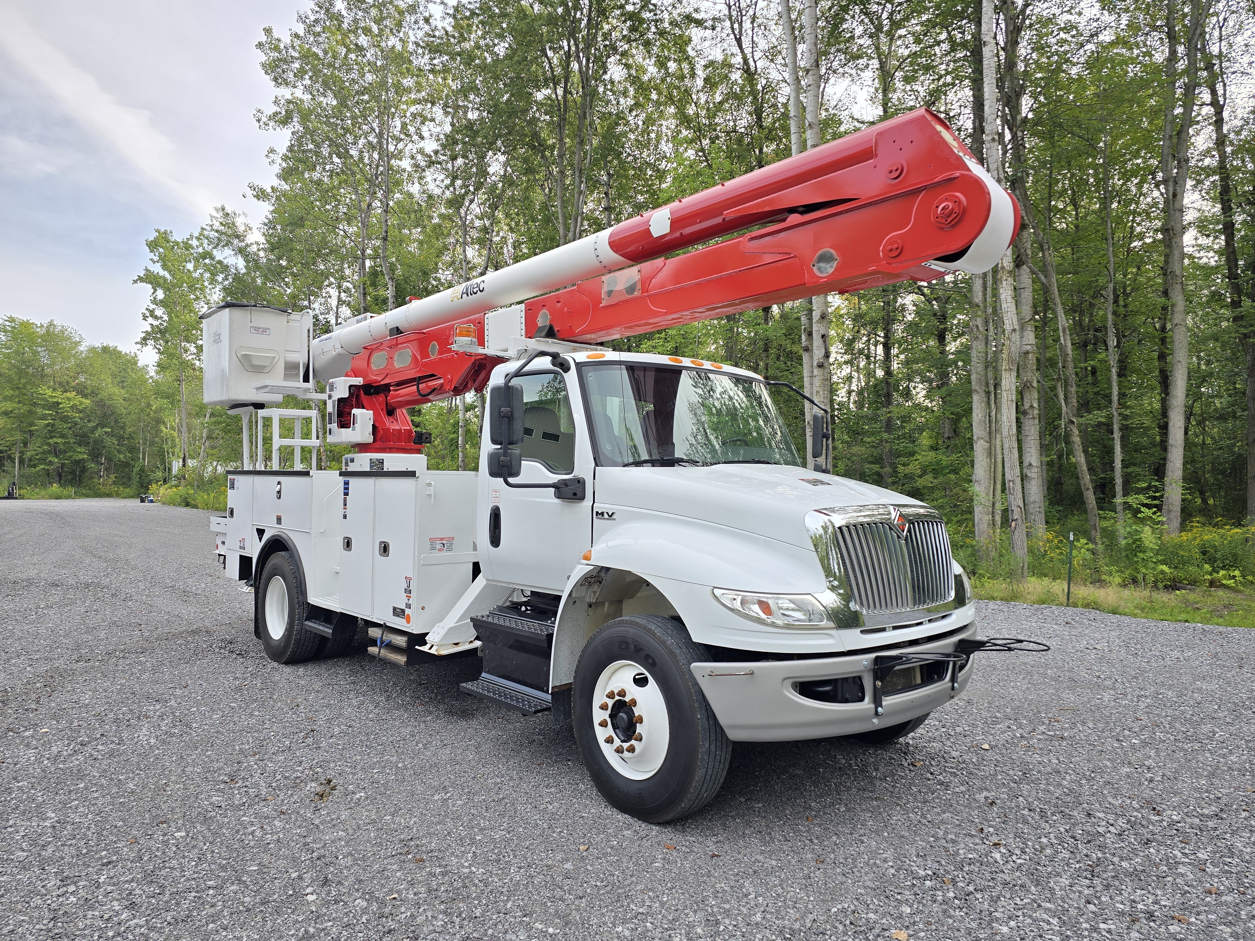 2020 INTERNATIONAL MV607 & ALTEC AA55 61' MAT. HAND INSULATED BOOM in Lockport, NY