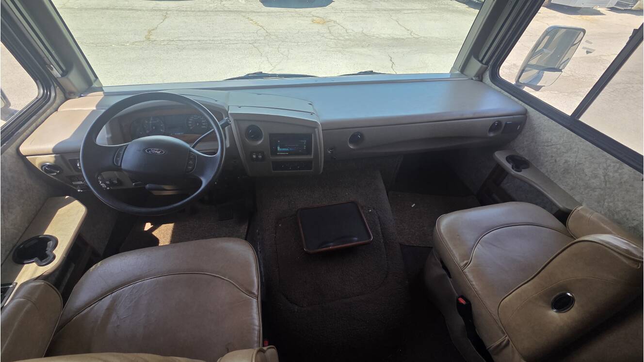 A photo of this 2014 Fleetwood Storm 28F