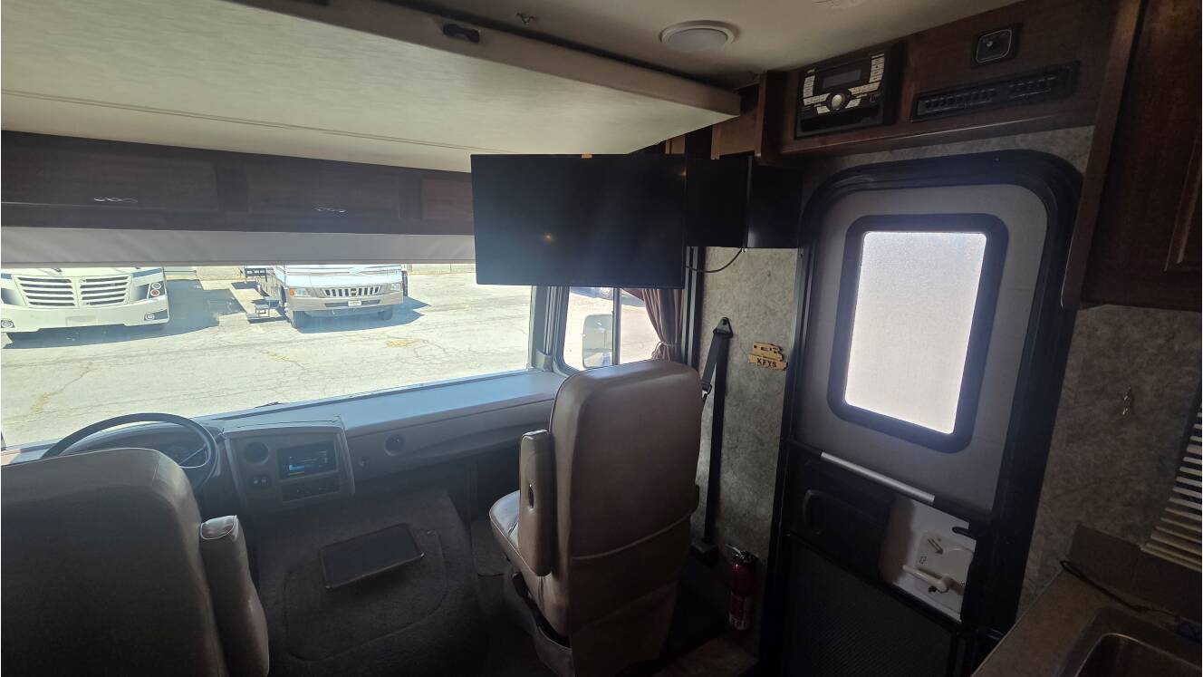 A photo of this 2014 Fleetwood Storm 28F